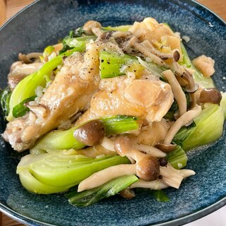 玉ねぎ麹で鶏手羽元とちんげん菜しめじのサッと煮♩